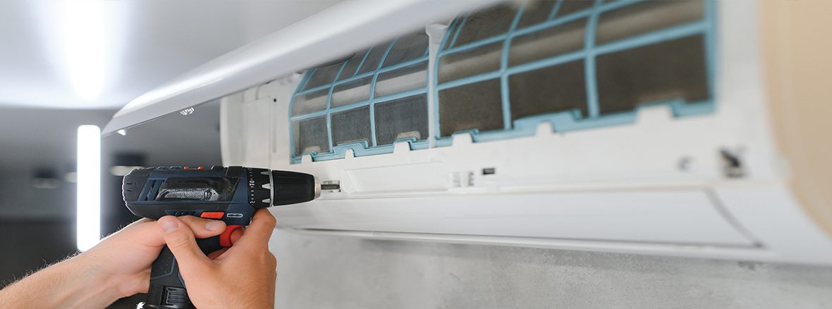 Técnico Revisando Aire Acondicionado en verano - TORRID 2000